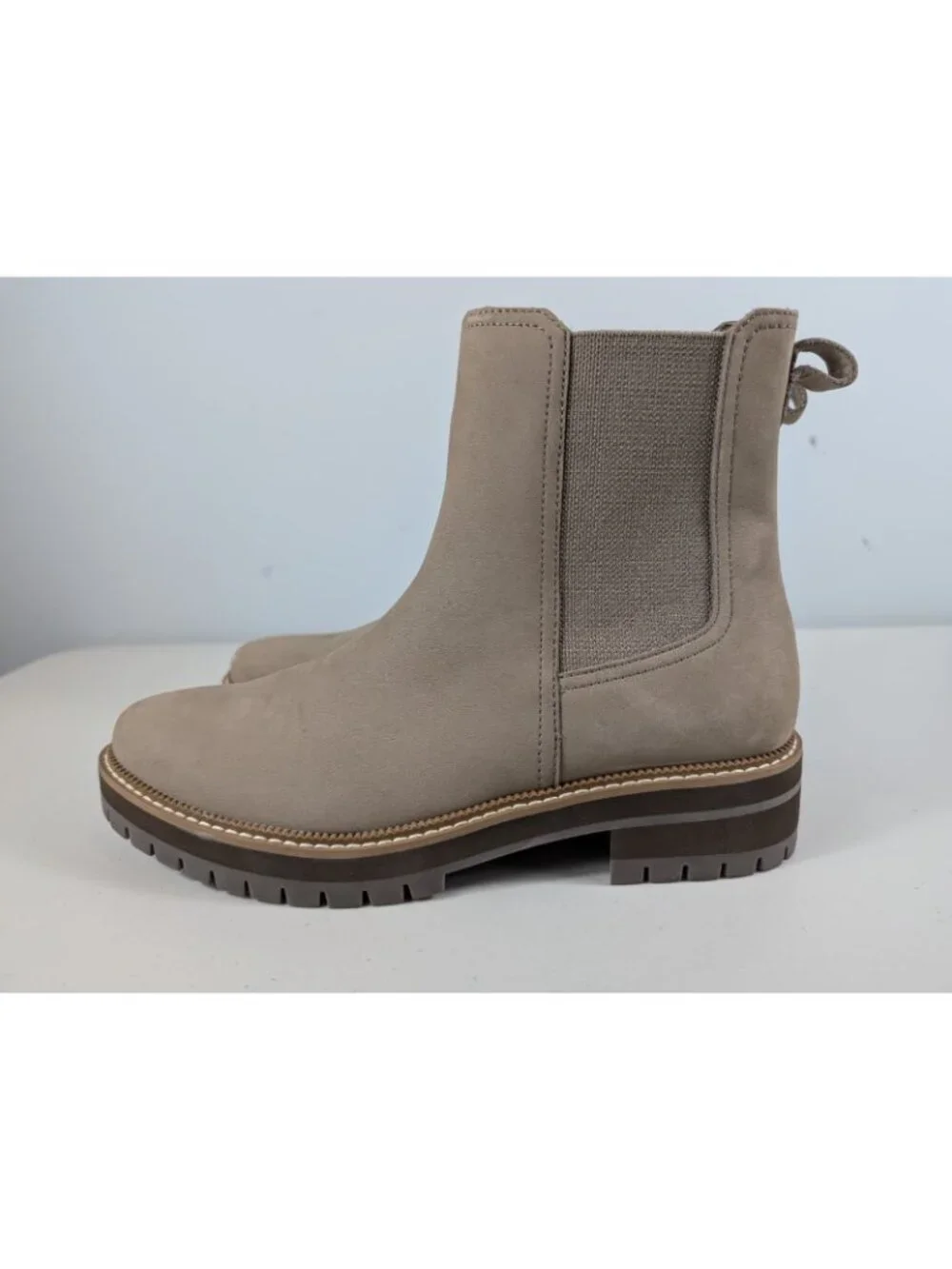 Tom's Dakota lug Chelsea boots women's size 9.5